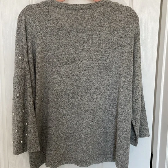ZARA GRAY 3/4 SLEEVE SWEATER TOP RAW HEM WITH FAUX PEARL BEADS SIZE MEDIUM - Picture 7 of 8